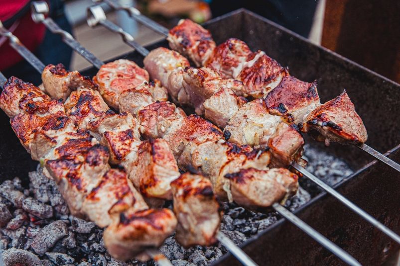 Такое мясо на шашлык не берите - жесткое и безвкусное: шеф-повар раскрыл, как выбрать