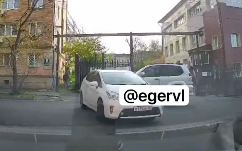 "Давайте ему похлопаем": утреннее ДТП заблокировало проезд в столице ДФО - видео