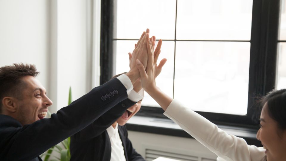 Успехи в работе прогнозируют этому знаку Зодиака с 10 мая: общение с начальником будет приятным и неожиданным