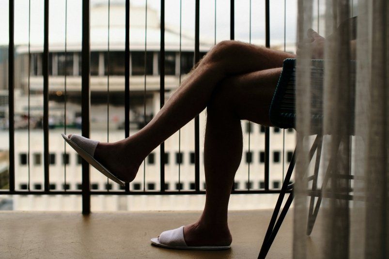 Поза с подвохом: скрещенные ноги и медленное, но настойчивое влияние на здоровье