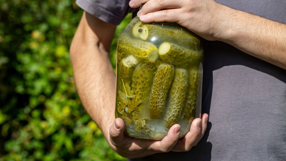 Никогда не добавляйте этот продукт в огурцы: рассол в банке станет мутной жижей