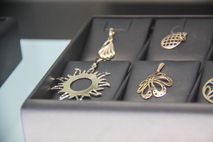 Это дешевое средство защитит серебряные украшения от потемнения: забудете о грязном налете