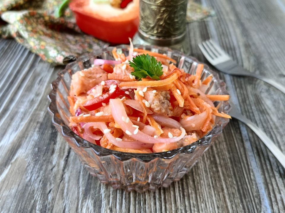 Нежная форель в пряной корейской закуске