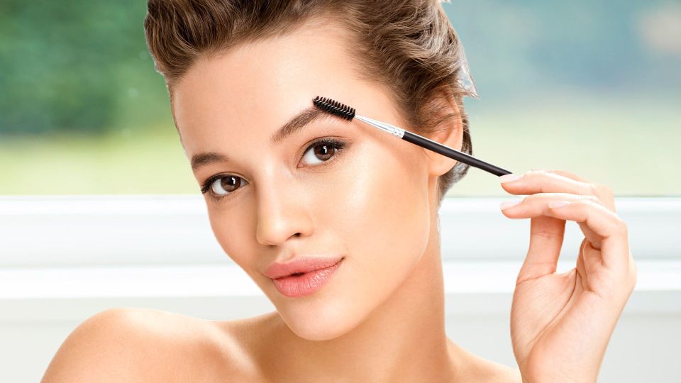 «Ниточки» больше никто не делает: как красиво и естественно уложить брови за пять минут
