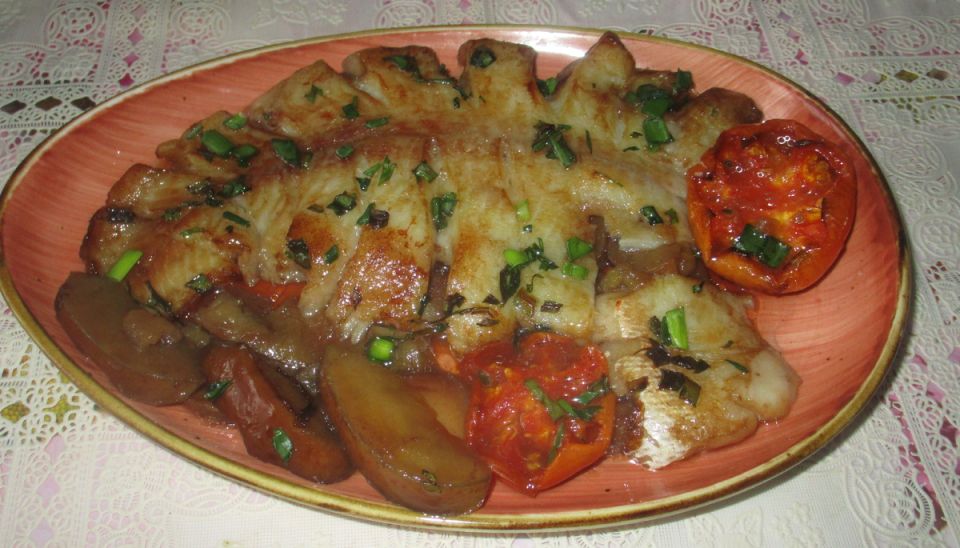 Необычный способ запечь рыбу с яблоками и соусом