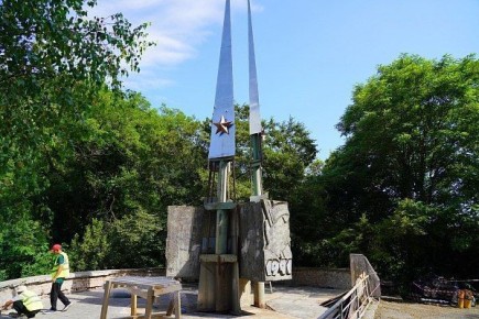     1977       