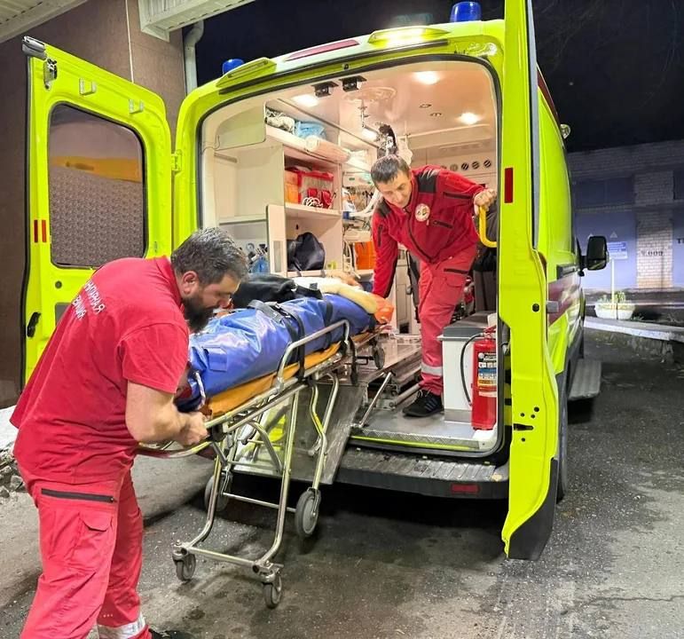 Врачи доставили из Сочи в Ставрополь пострадавшую в ДТП в Абхазии туристку, сообщают в региональном минздраве