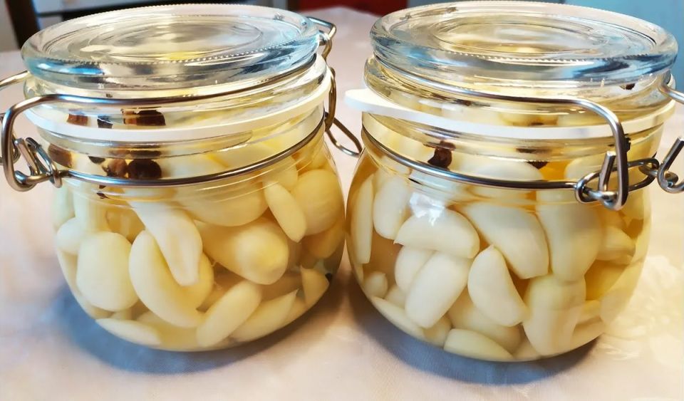 Как заготовить маринованный чеснок на зиму