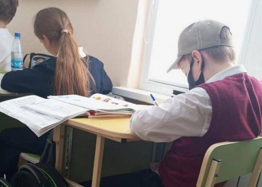 Мальчик, которой пострадал от нападения хаски в Сочи, вернулся в школу