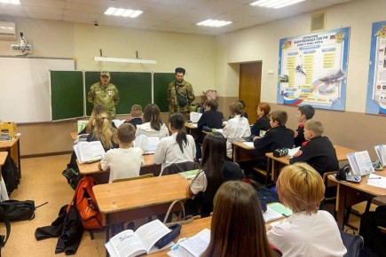 Ученики сочинской казачьей школы № 10 встретились с бойцами, которые служат в зоне СВО в добровольческих отрядах имени атамана Захария Чепеги и «Кубань»