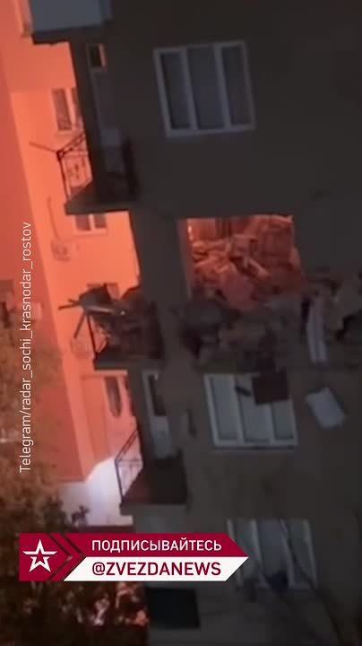 Кусок стены вырвало взрывом в сочинской многоэтажке — предварительно сообщается о погибшей и нескольких пострадавших