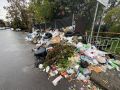 А воз и ныне там.. Жители района «Больничный городок» снова жалуются на огромную свалку - мусор, ветки, покрышки и хлам заполонили тротуар