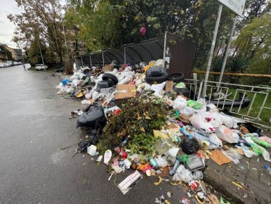 А воз и ныне там.. Жители района «Больничный городок» снова жалуются на огромную свалку - мусор, ветки, покрышки и хлам заполонили тротуар