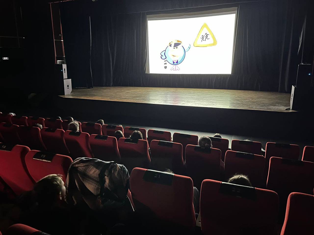В рамках проведения III этапа профилактической акции «Внимание-дети!» сотрудники Госавтоинспекции г. Сочи в районном доме культуры «Аэлита» напомнили ребятам о Правилах дорожного движения в период осенних каникул В рамках проведения III этапа профилактической акции «Внимание-дети!» сотрудники Госавтоинспекции г. Сочи в районном доме культуры «Аэлита» напомнили ребятам о Правилах дорожного движения в период осенних каникул
