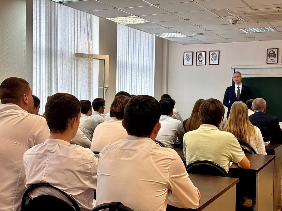 *Вчера студенты Института транспорта и сервиса встретились с представителями федеральных дорожных структур: