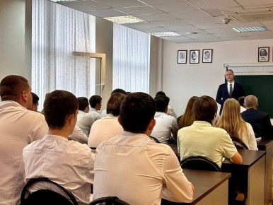 *Вчера студенты Института транспорта и сервиса встретились с представителями федеральных дорожных структур: