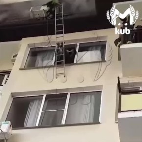 Нереально напряженный момент спасения двух детей из пожара в Сочи