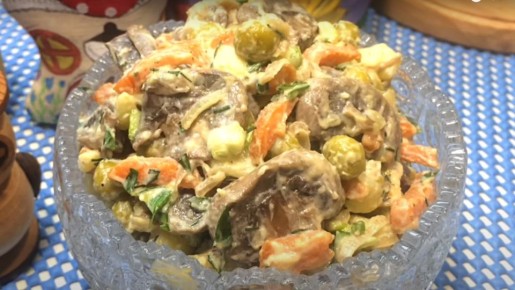 Оливье уходит в прошлое: вот какой салат с зеленым горошком сейчас на пике популярности