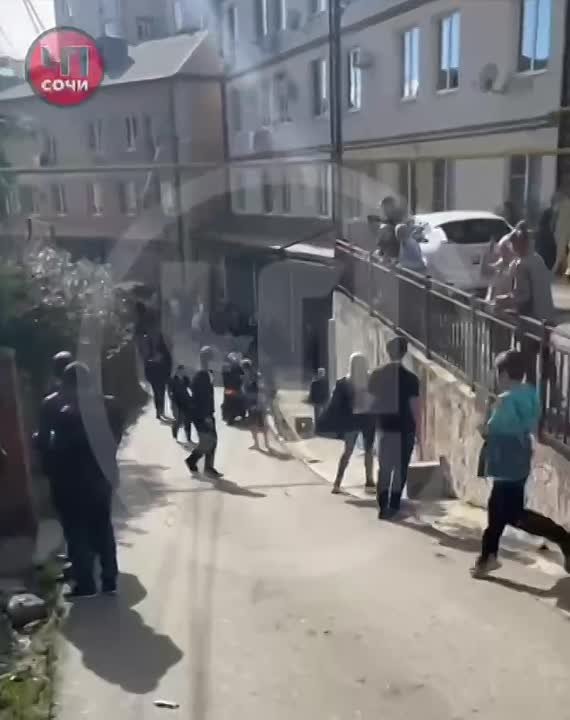 В Сочи при пожаре спасли женщину, сидевшую на кондиционере