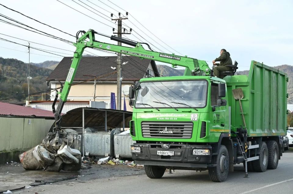 В Сочи продолжается работа по вывозу перенакоплений мусора с контейнерных площадок