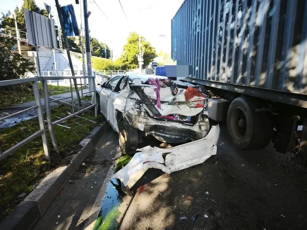 В Сочи в результате ДТП с участием грузовика пострадали двое детей