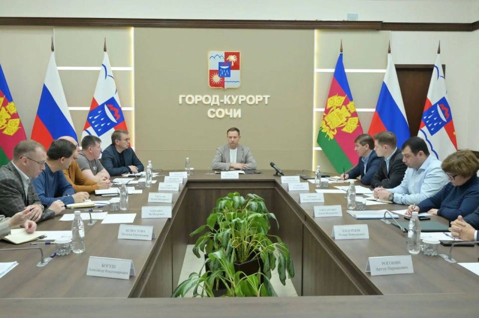 Андрей Прошунин: Сегодня на рабочей встрече в мэрии детально обсудили ход работ по очистке контейнерных площадок от накопленного мусора