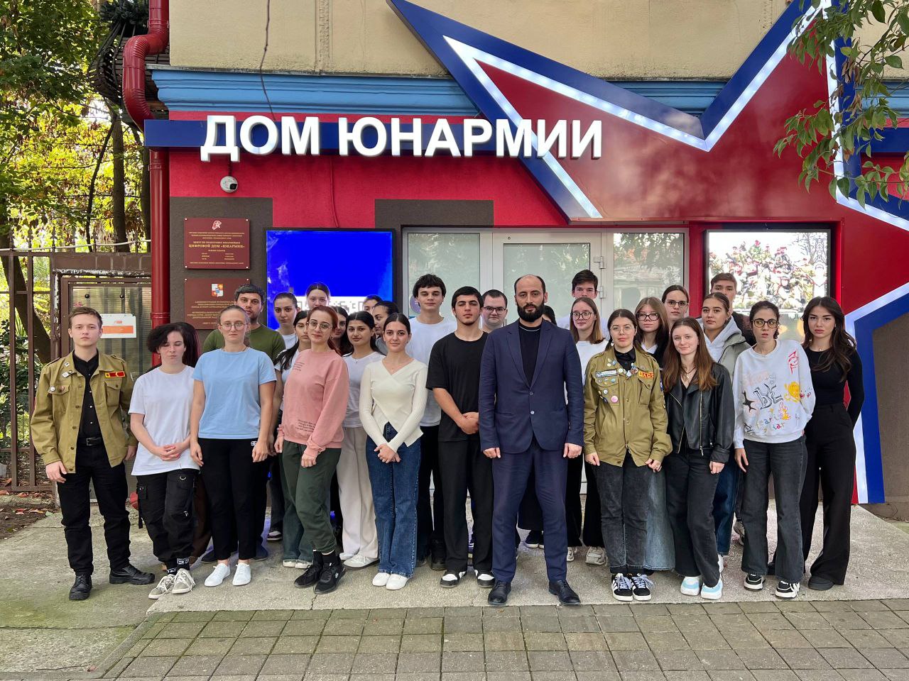 В преддверии Дня народного единства молодежь Сочи встретилась с участником СВО В преддверии Дня народного единства молодежь Сочи встретилась с участником СВО