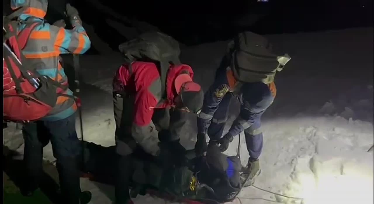 С высоты более 2 000 метров спасатели спустили на носилках пострадавшую в Сочи