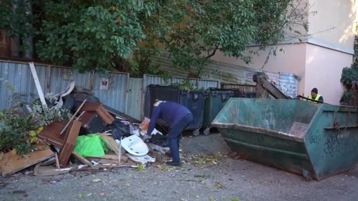 В Сочи продолжают убирать мусор с контейнерных площадок во всех районах