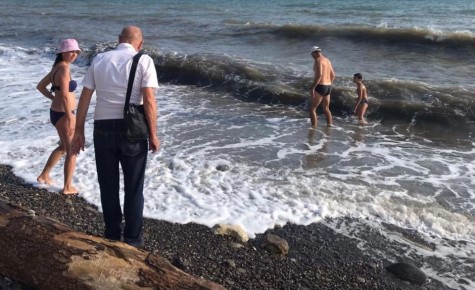 1 В Сочи туристы купаются в море из-за аномального ноябрьского тепла