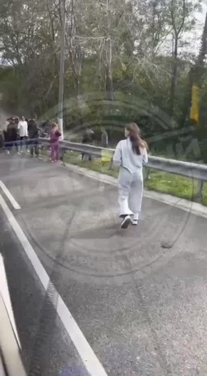 В микрорайоне Нижняя Хобза Лазаревского района Сочи днем 4 ноября произошла авария: внедорожник вылетел с трассы и перевернулся