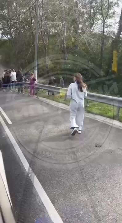 В микрорайоне Нижняя Хобза Лазаревского района Сочи днем 4 ноября произошла авария: внедорожник вылетел с трассы и перевернулся