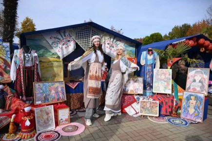 В Адлерском районе Сочи в День народного единства состоялся фестиваль национальных культур "Мы едины"