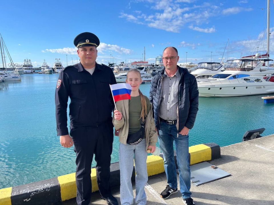 Сотрудники сочинской Госавтоинспекции поздравили жителей и гостей курорта с Днем народного единства, вручили флажки российского триколора и в качестве напутствия напомнили об основных правилах безопасного поведения на улицах