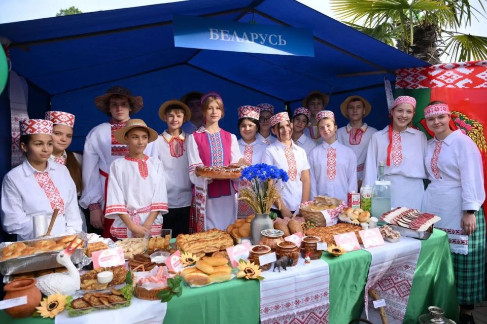 В Адлерском районе Сочи в День народного единства состоялся фестиваль национальных культур "Мы едины" В Адлерском районе Сочи в День народного единства состоялся фестиваль национальных культур "Мы едины"