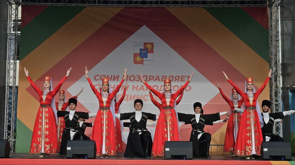 В День народного единства на площади Центра национальных культур в Лазаревском районе работают национальные подворья с творческими программами, выставки декоративно-прикладного искусства, фотозоны и мастер-классы В День народного единства на площади Центра национальных культур в Лазаревском районе работают национальные подворья с творческими программами, выставки декоративно-прикладного искусства, фотозоны и мастер-классы