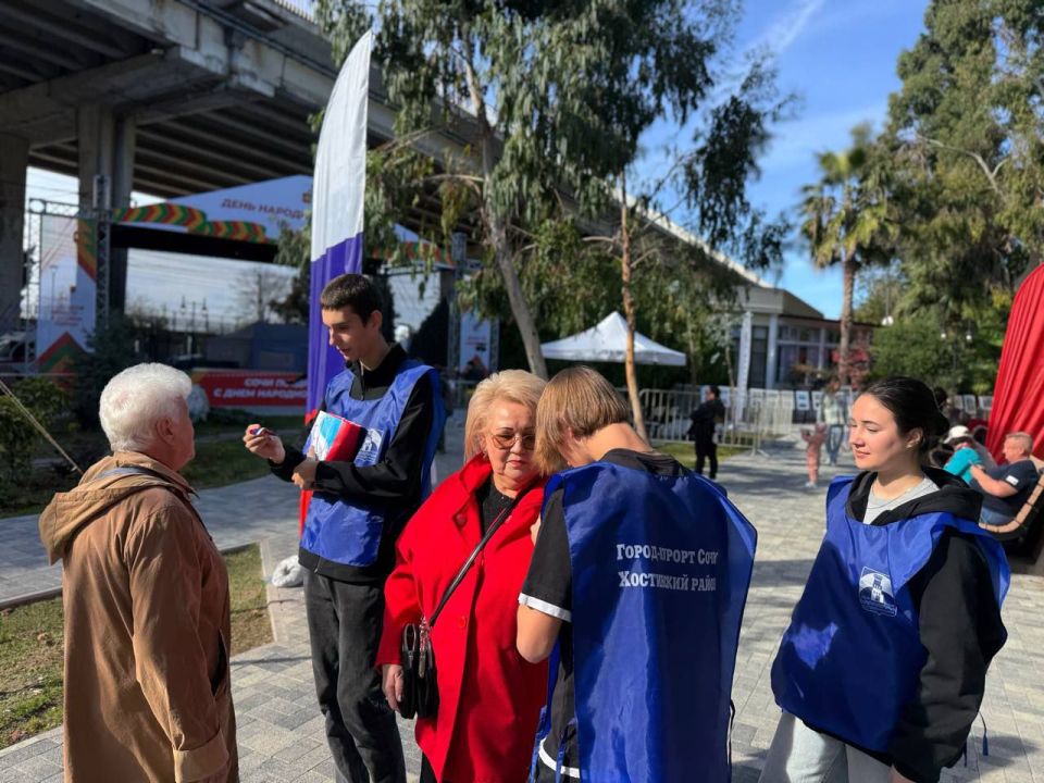 В День народного единства молодежь Сочи присоединилась к Всероссийской акции «Триколор»