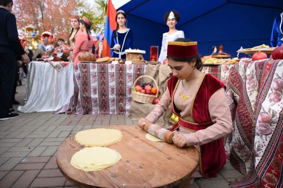 В Адлерском районе Сочи в День народного единства состоялся фестиваль национальных культур "Мы едины" В Адлерском районе Сочи в День народного единства состоялся фестиваль национальных культур "Мы едины"