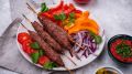 Вкуснейший люля-кебаб будет прочно держаться на шампуре: все дело в простой хитрости