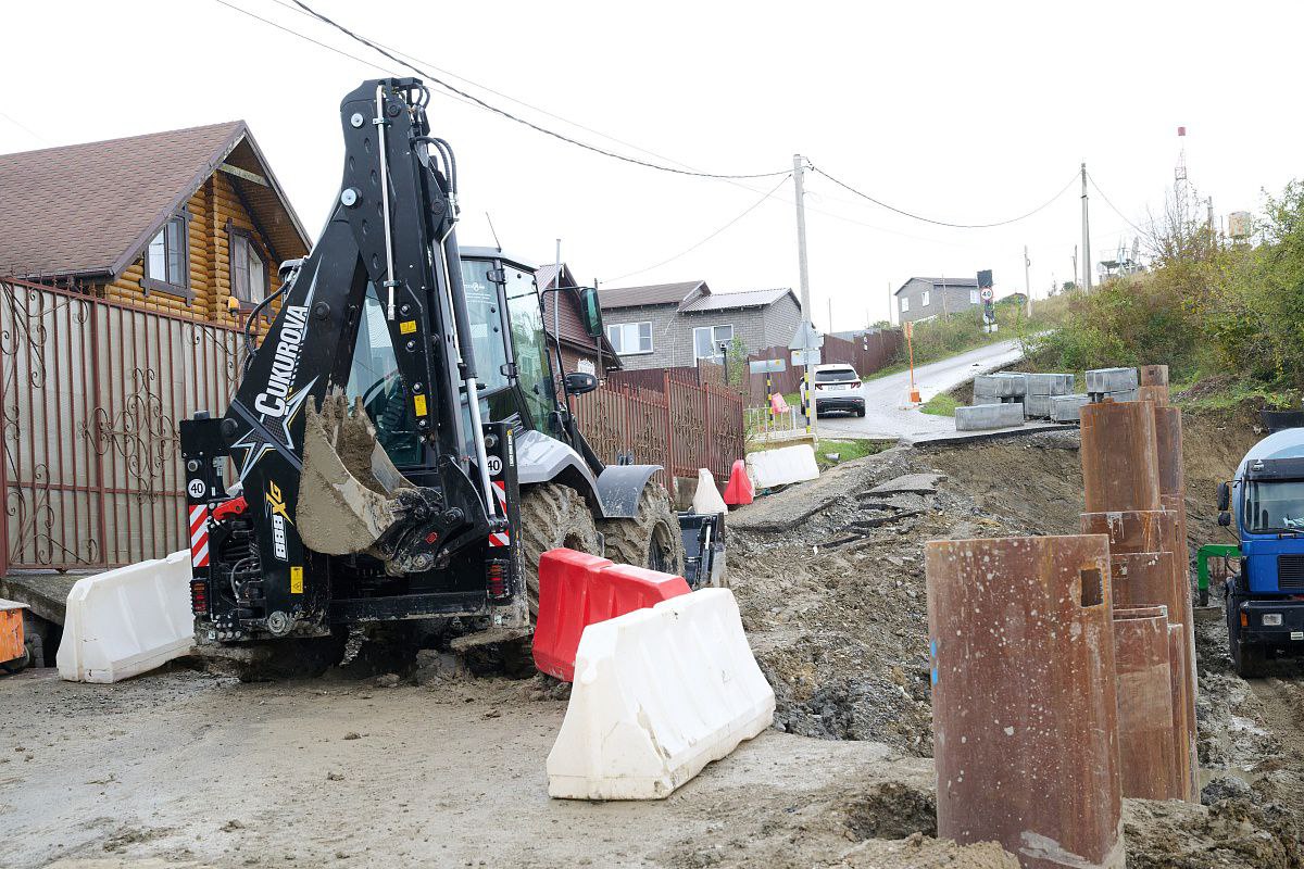 Глава Сочи Андрей Прошунин проинспектировал ход работ по восстановлению оползневого участка дороги в Лазаревском районе Глава Сочи Андрей Прошунин проинспектировал ход работ по восстановлению оползневого участка дороги в Лазаревском районе