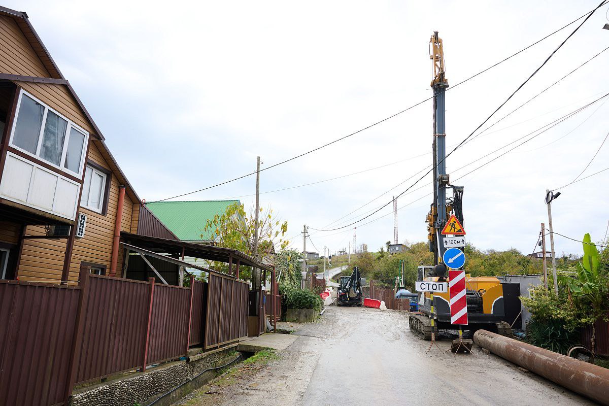 Глава Сочи Андрей Прошунин проинспектировал ход работ по восстановлению оползневого участка дороги в Лазаревском районе Глава Сочи Андрей Прошунин проинспектировал ход работ по восстановлению оползневого участка дороги в Лазаревском районе