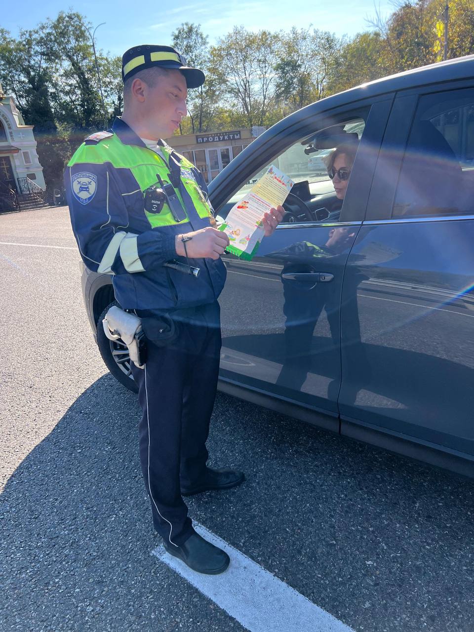 В целях профилактики дорожных аварий, а также снижения тяжести их последствий, сотрудники Госавтоинспекции г. Сочи вручают водителям памятки по безопасности дорожного движения на стационарном посту «Магри» В целях профилактики дорожных аварий, а также снижения тяжести их последствий, сотрудники Госавтоинспекции г. Сочи вручают водителям памятки по безопасности дорожного движения на стационарном посту «Магри»