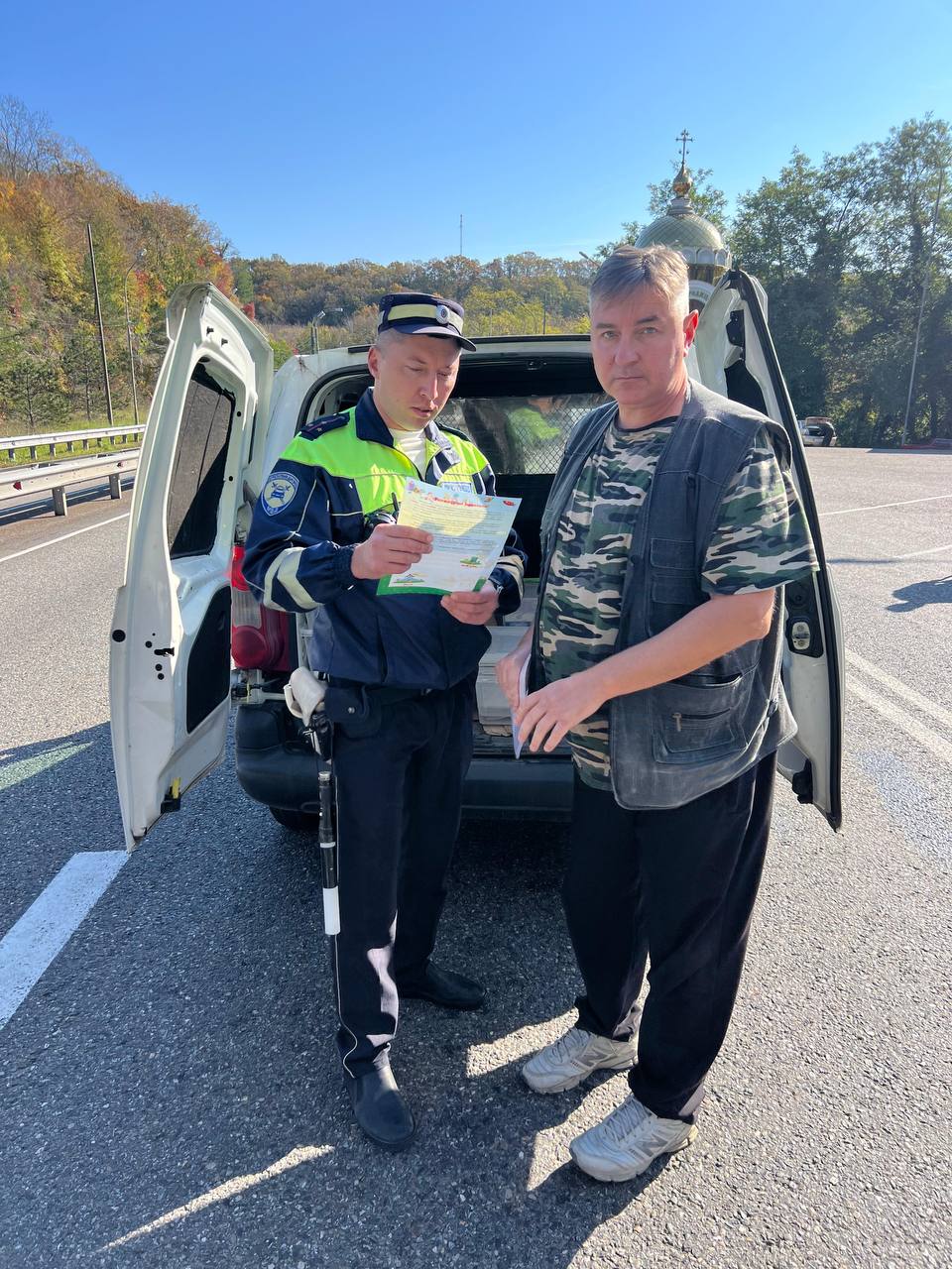 В целях профилактики дорожных аварий, а также снижения тяжести их последствий, сотрудники Госавтоинспекции г. Сочи вручают водителям памятки по безопасности дорожного движения на стационарном посту «Магри» В целях профилактики дорожных аварий, а также снижения тяжести их последствий, сотрудники Госавтоинспекции г. Сочи вручают водителям памятки по безопасности дорожного движения на стационарном посту «Магри»