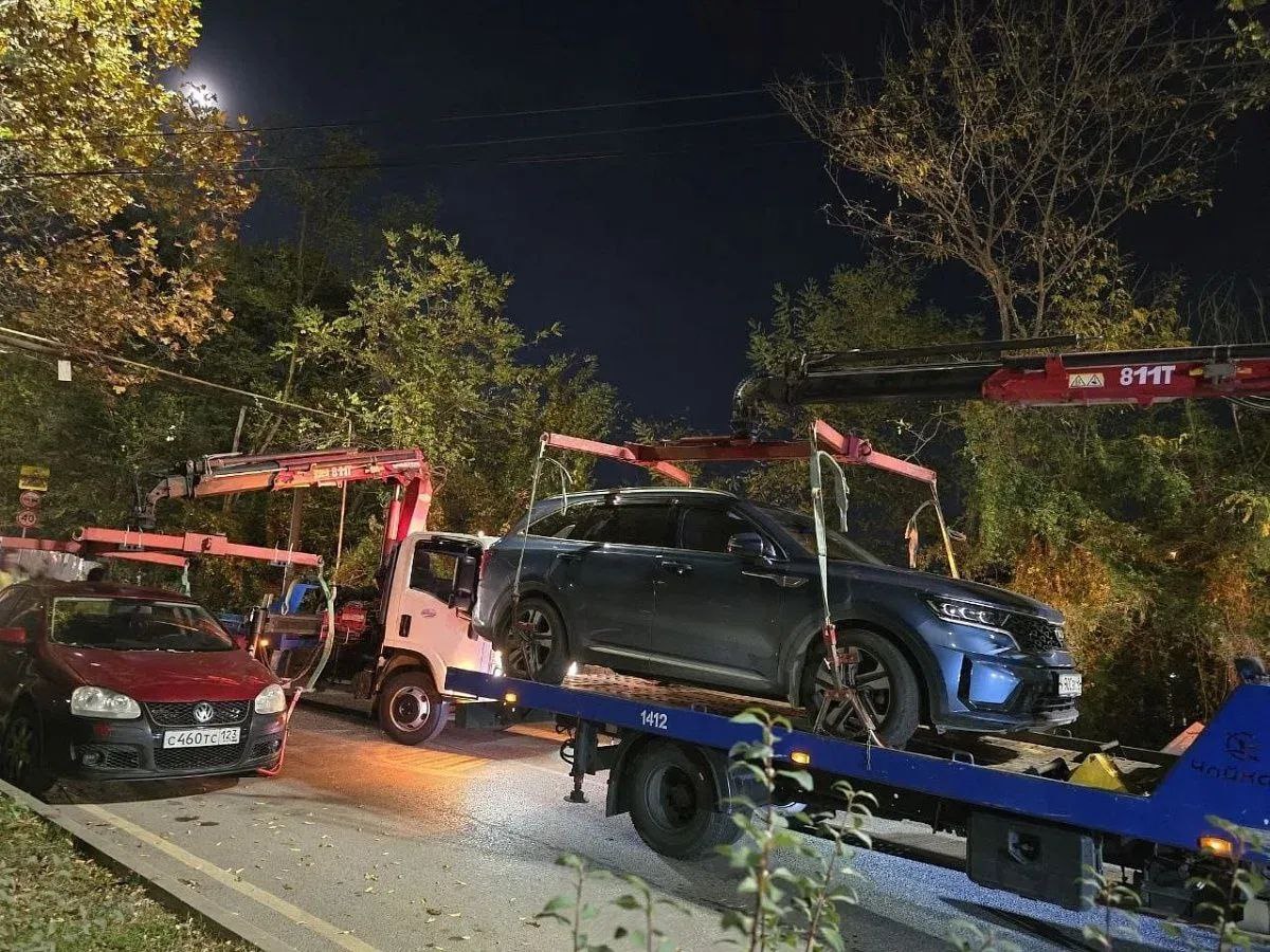 В Сочи продолжается эвакуация транспорта, припаркованного с нарушениями В Сочи продолжается эвакуация транспорта, припаркованного с нарушениями
