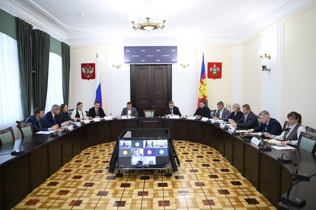 Председатель комитета по вопросам местного самоуправления и информационной политики Андрей Дорошев провел заседание, в рамках которого были проанализированы темпы исполнения профильных краевых государственных программ