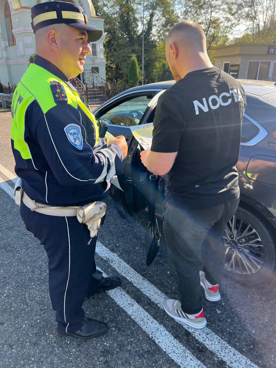 В целях профилактики дорожных аварий, а также снижения тяжести их последствий, сотрудники Госавтоинспекции г. Сочи вручают водителям памятки по безопасности дорожного движения на стационарном посту «Магри» В целях профилактики дорожных аварий, а также снижения тяжести их последствий, сотрудники Госавтоинспекции г. Сочи вручают водителям памятки по безопасности дорожного движения на стационарном посту «Магри»