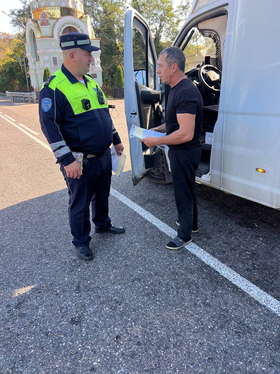 В целях профилактики дорожных аварий, а также снижения тяжести их последствий, сотрудники Госавтоинспекции г. Сочи вручают водителям памятки по безопасности дорожного движения на стационарном посту «Магри» В целях профилактики дорожных аварий, а также снижения тяжести их последствий, сотрудники Госавтоинспекции г. Сочи вручают водителям памятки по безопасности дорожного движения на стационарном посту «Магри»