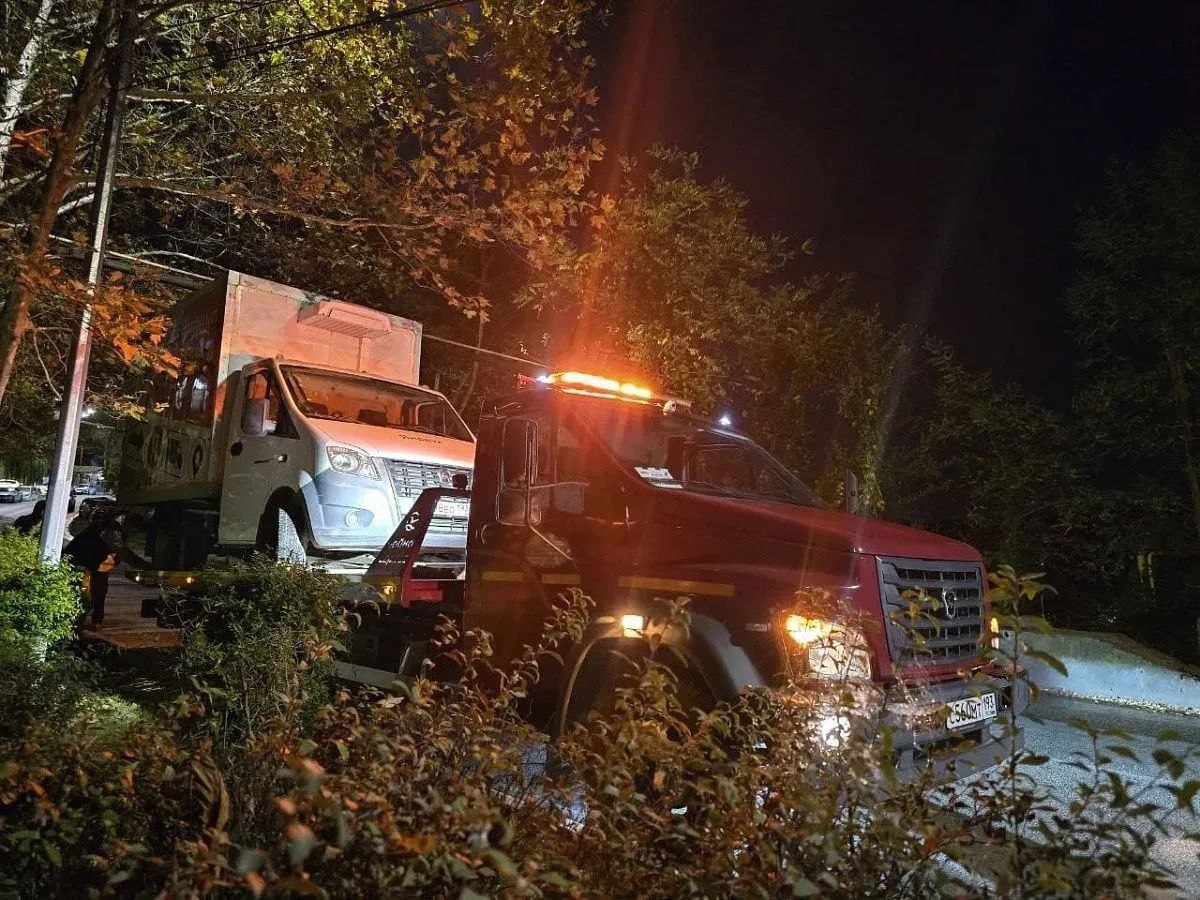 В Сочи продолжается эвакуация транспорта, припаркованного с нарушениями В Сочи продолжается эвакуация транспорта, припаркованного с нарушениями