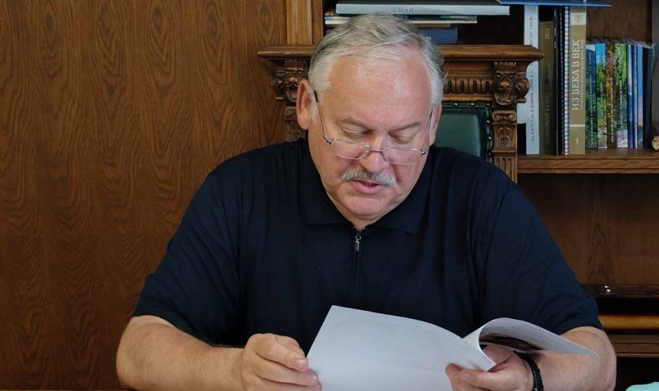 Константин Затулин помогает сочинцам решить проблему с разрушающейся лестницей