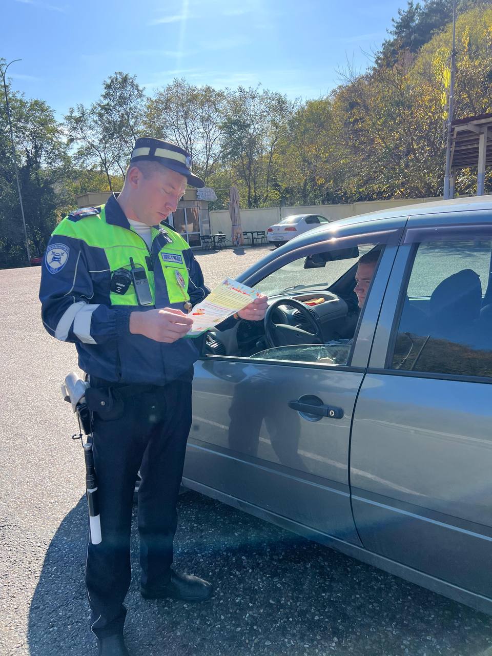 В целях профилактики дорожных аварий, а также снижения тяжести их последствий, сотрудники Госавтоинспекции г. Сочи вручают водителям памятки по безопасности дорожного движения на стационарном посту «Магри» В целях профилактики дорожных аварий, а также снижения тяжести их последствий, сотрудники Госавтоинспекции г. Сочи вручают водителям памятки по безопасности дорожного движения на стационарном посту «Магри»